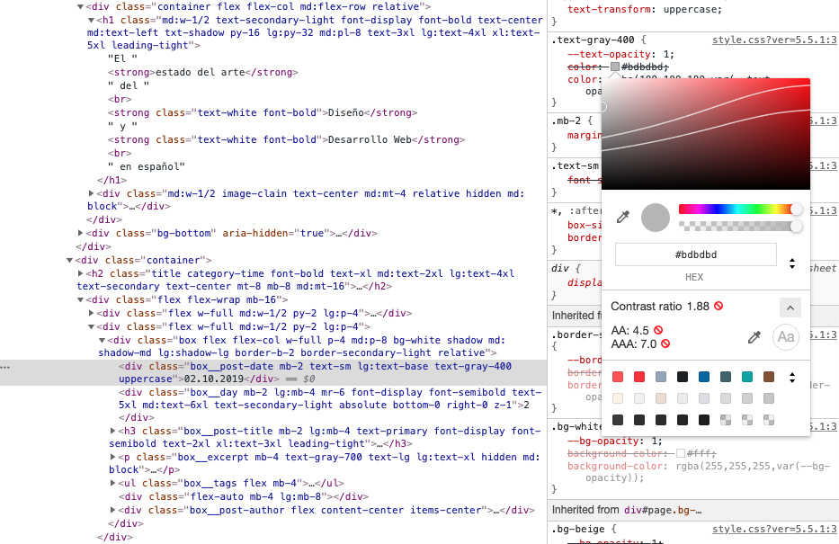 Una ventana flotante con información de un color utilizado en una propiedad CSS. La ventana da información del ratio de contraste de ese color con el fondo donde esté colocado